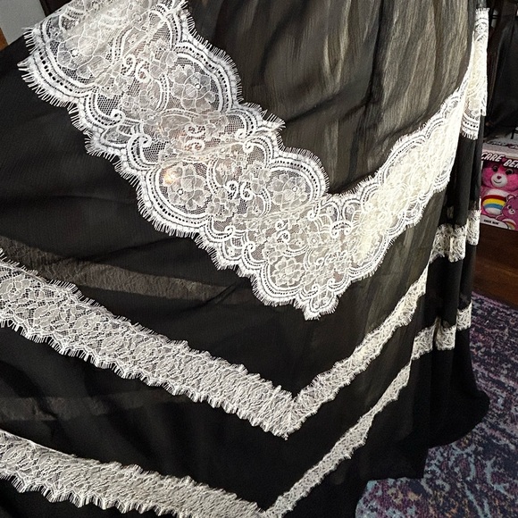 VENUS Black and White Lace Backless Dress - Picture 6 of 7